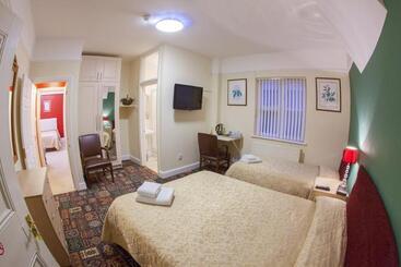هتل Gatwick Turret Guest House