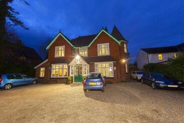 Отель Gatwick Turret Guest House