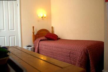 هتل Gatwick Turret Guest House
