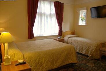 هتل Gatwick Turret Guest House