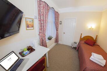Отель Gatwick Turret Guest House