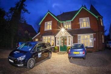 Отель Gatwick Turret Guest House