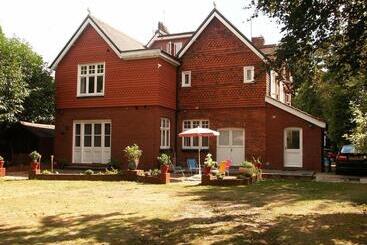 Отель Gatwick Turret Guest House