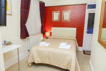 هتل Gatwick Turret Guest House