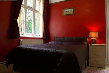 Отель Gatwick Turret Guest House