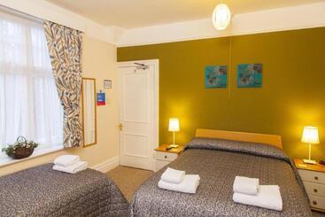 Отель Gatwick Turret Guest House
