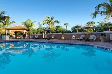 בית מלון כפרי Holiday Inn Express & Suites Naples Downtown   5th Avenue, An Ihg