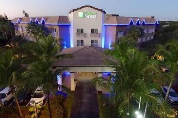 هتل Holiday Inn Express & Suites Naples Downtown   5th Avenue, An Ihg