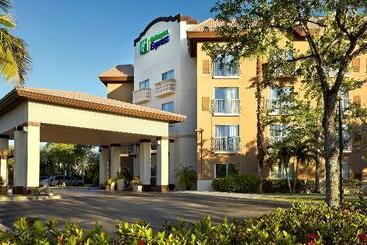هتل Holiday Inn Express & Suites Naples Downtown   5th Avenue, An Ihg