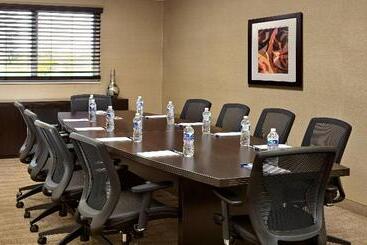 هتل Holiday Inn Express & Suites Naples Downtown   5th Avenue, An Ihg