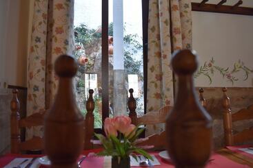 هتل Hostal Rural Molino Del Bombo