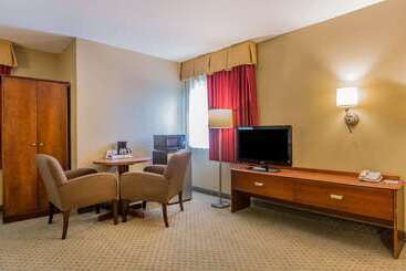 هتل Quality Inn Hyde Park   Poughkeepsie North