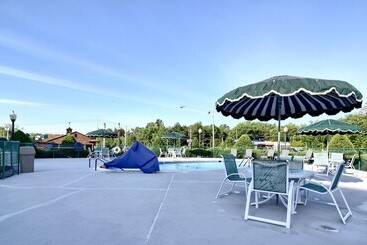 هتل Roosevelt Inn And Suites Saratoga Springs