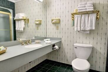 هتل Roosevelt Inn And Suites Saratoga Springs