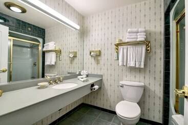 هتل Roosevelt Inn And Suites Saratoga Springs