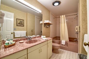 هتل Roosevelt Inn And Suites Saratoga Springs