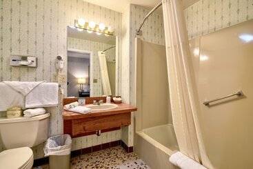 هتل Roosevelt Inn And Suites Saratoga Springs