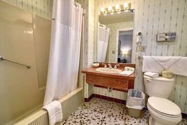هتل Roosevelt Inn And Suites Saratoga Springs