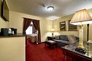 هتل Roosevelt Inn And Suites Saratoga Springs