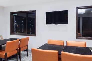 فندق Super 8 By Wyndham Locust Grove