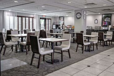 هتل Wingate By Wyndham Savannah Pooler