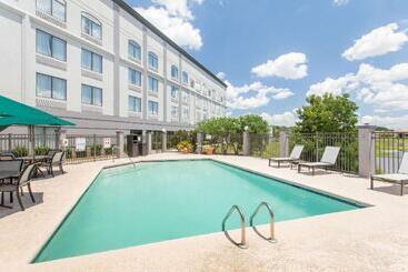 هتل Wingate By Wyndham Savannah Pooler