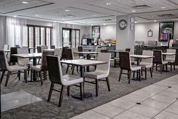 هتل Wingate By Wyndham Savannah Pooler