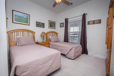 Barefoot Resort & Yacht Club