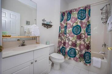 Barefoot Resort & Yacht Club