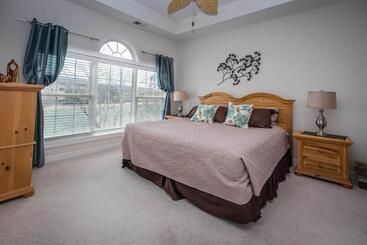 Barefoot Resort & Yacht Club
