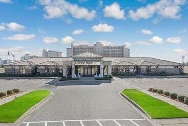 Barefoot Resort & Yacht Club