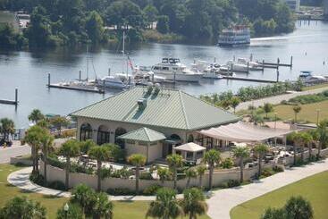 Barefoot Resort & Yacht Club
