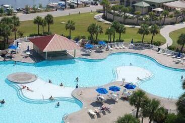 Barefoot Resort & Yacht Club