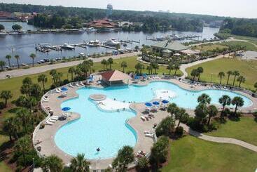 Barefoot Resort & Yacht Club