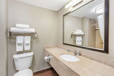 هتل Best Western Airport Inn & Suites