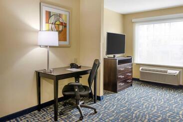 هتل Best Western Plus Brunswick Inn & Suites