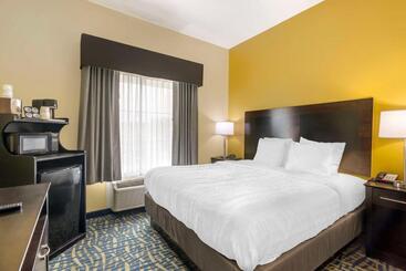 هتل Best Western Plus Brunswick Inn & Suites
