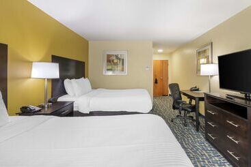 هتل Best Western Plus Brunswick Inn & Suites