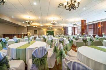 هتل Comfort Inn & Suites