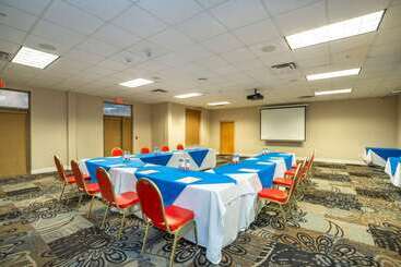 هتل Comfort Inn & Suites