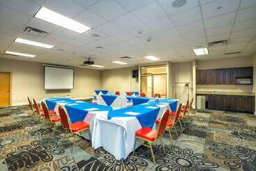 هتل Comfort Inn & Suites
