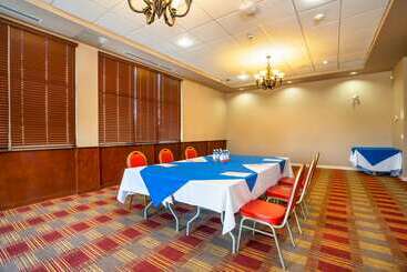 هتل Comfort Inn & Suites