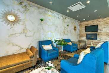 هتل Comfort Inn & Suites