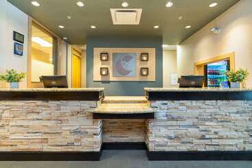 هتل Comfort Inn & Suites