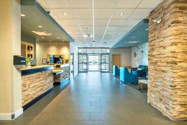 هتل Comfort Inn & Suites