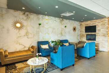 هتل Comfort Inn & Suites