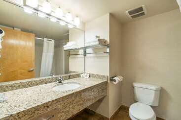هتل Comfort Inn & Suites