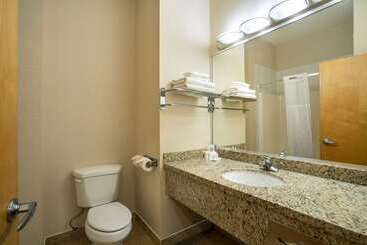 هتل Comfort Inn & Suites