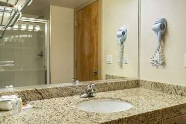 هتل Comfort Inn & Suites