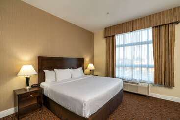 هتل Comfort Inn & Suites